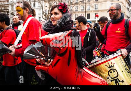 PARIS, FRANCE - 3 MARS 2014 : le groupe Sambinho Especial participe au traditionnel Carnaval de Paris. Banque D'Images