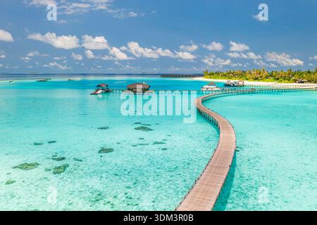 Aerial Maldives Pier Water villa tropicale île plage turquoise à couper le souffle lagon luxe paradis exotique drone côtier au-dessus de la superbe sérénité Banque D'Images