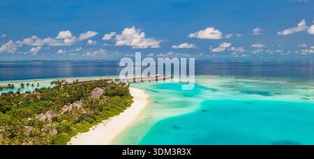 Panorama aérien époustouflant de l'atoll des Maldives, vaste océan turquoise entourant les îles tropicales immaculées, paysage paradisiaque lumineux de rêve, magnifique Banque D'Images