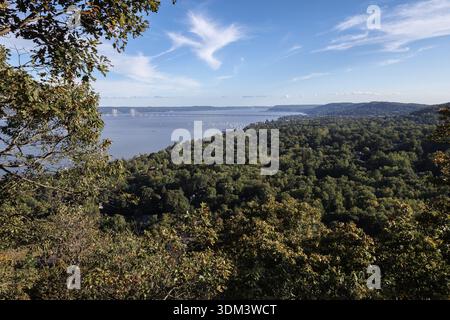 Vue panoramique surélevée sur le fleuve Hudson et le pont Mario Cuomo depuis les falaises du Nyack Beach State Park, New York, 2025. Banque D'Images