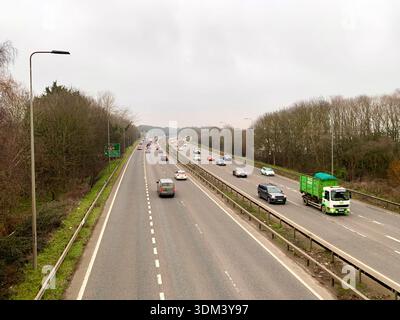 Trafic circulant le long de l'A45 près de Northampton près de Weston Favell Bridge par une journée nuageuse et pluvieuse avec des camions et des voitures Banque D'Images