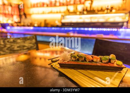 Superbe comptoir de restaurant asiatique avec un fond de sushi de cuisine de luxe scène gastronomique élégante Banque D'Images