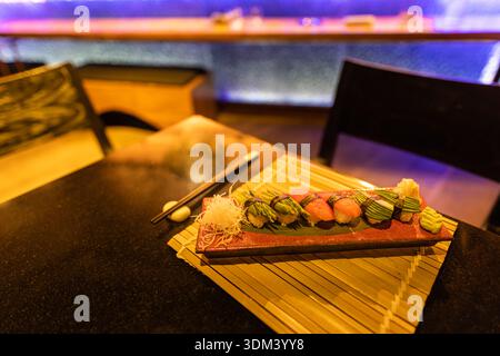 Superbe comptoir de restaurant asiatique avec un fond de sushi de cuisine de luxe scène gastronomique élégante Banque D'Images