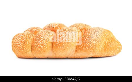 Pain challah tressé frais avec des graines de sésame isolé sur fond blanc. Pain de pâtisserie doré prêt pour le petit déjeuner ou le Shabbat. Phot de haute qualité Banque D'Images