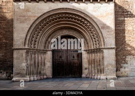 L'image capture la Puerta de la Almoina (porte de l'Alms), la plus ancienne entrée de la cathédrale de Valence en Espagne, présentant son design roman. Banque D'Images