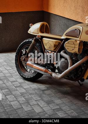 Honda café racer rétro personnalisé. Moto Honda vintage personnalisée, stylisée comme un café racer moderne avec des graphismes rétro et un siège en cuir marron. Banque D'Images