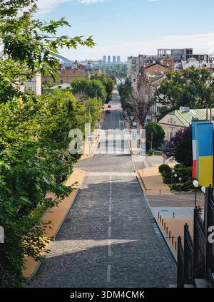 Rue Andriivska - rue à sens unique dans le centre de Kiev. Vue de perspective décroissante de rue vide le matin sans personnes ni voitures. Banque D'Images