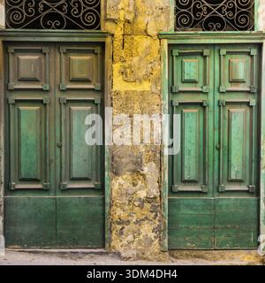 Bâtiment avec portes traditionnelles maltaises dans la partie historique de la Valette. Entrée d'une maison abandonnée sur l'île de Malte Banque D'Images