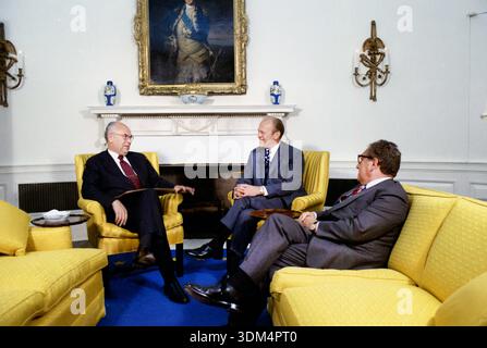 Le président américain Gerald R. Ford rencontre avec l'ambassadeur de l'Union soviétique Anatoly Dobrynin et le secrétaire d'État américain Henry Kissinger au bureau ovale de la Maison Blanche, Washington, DC, États-Unis, Gerald R. Ford photographies de la Maison Blanche, 14 août 1974 Banque D'Images