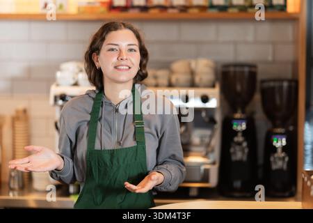 Fille vendeuse travaille dans la boutique de boulangerie cafétéria Banque D'Images