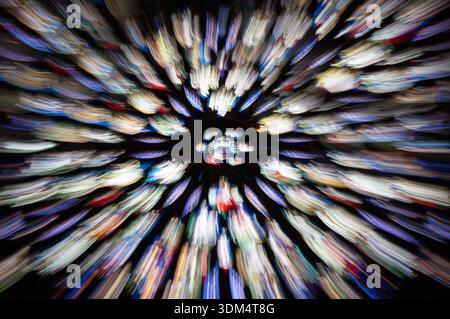 Zoom abstrait éclat d'une rose gothique colorée dans la Sainte Chapelle de Paris, le flou de mouvement rayonnant crée un effet kaléidoscopique de St vibrant Banque D'Images