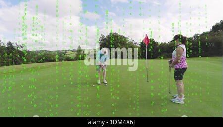 Mettre chapeau d'homme senior, femme haut sans manches regarder sur mettre vert au drapeau rouge, superposition binaire Banque D'Images