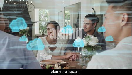 Se tenant les mains couplent dans le haut de serrure clair et la chemise sombre assis à la maison avec fruit-board, icônes AR Banque D'Images