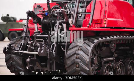 Tracteur agricole à chenilles rouge montrant l'attelage arrière, les chenilles et les détails de la machine Banque D'Images