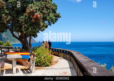 Touristes appréciant la vue d'été sur l'océan à Promenade Seixal, belvédère, point de vue à Seixal, Porto Muniz, île de Madère, Portugal Banque D'Images