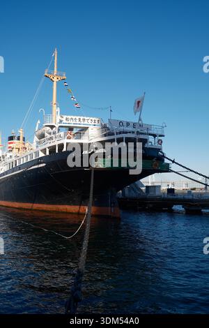 Détails de l'historique Ocean Liner Hikawa Maru avec son emblématique entonnoir à rayures rouges à Yokohama Banque D'Images