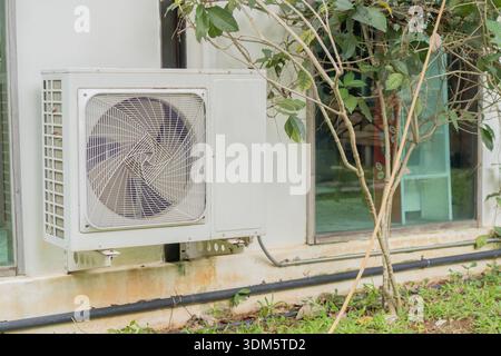 Double onduleur, combinaison de compresseur de climatiseur et pompe de chauffage, installé sur un mur de maison familiale. Banque D'Images