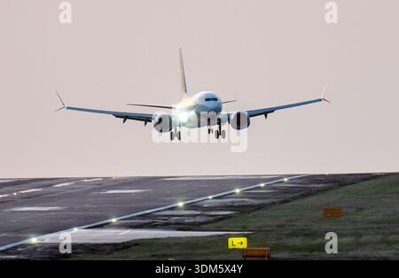 Photo du dossier datée du 24/01/24 du vol Ryanair FR9078 d'Alicante atterrissant à l'aéroport de Leeds Bradford. Une migration nette zéro vers le Royaume-Uni pourrait réduire l’économie et entraîner une hausse des impôts pour combler un déficit de financement, a averti un groupe de réflexion économique influent. L'Institut national de recherche économique et sociale a déclaré qu'un tel scénario "exercerait une pression sur les finances publiques" dans son dernier rapport sur les perspectives économiques. Date d'émission : mercredi 4 février 2026. Banque D'Images