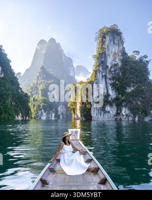 Une femme dans un bateau à longue queue découvre les paysages à couper le souffle du parc national de Khao Sok à Surat Thani, en Thaïlande. Banque D'Images