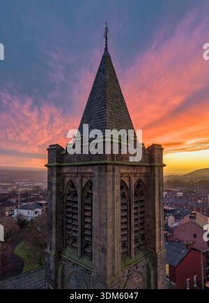 Une photographie aérienne spectaculaire capturant la flèche pyramidale en pierre de l'église St James de Blackburn (connue localement sous le nom de « The Church on the Hill ») Banque D'Images