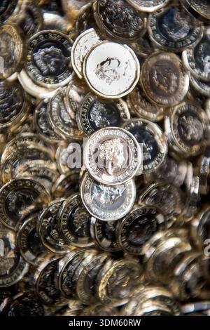 La nouvelle (2017) pièce d'une livre à 12 faces est frappée à la Royal Mint à Llantrisant près de Cardiff au Royaume-Uni. Banque D'Images