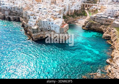 Vue aérienne de Polignano a Mare, Italie, avec des gens qui apprécient la plage et la mer Banque D'Images