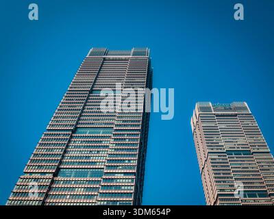 Les deux gratte-ciel de Shanghai Hongkou Raffles City, capturés depuis une vue en bas angle, mettent en valeur les lignes nettes de l'architecture moderne Banque D'Images