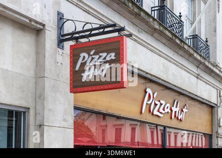 Panneau de restaurant Pizza Hut sur le mur extérieur du bâtiment. Londres, Royaume-Uni, 5 mai 2024 Banque D'Images