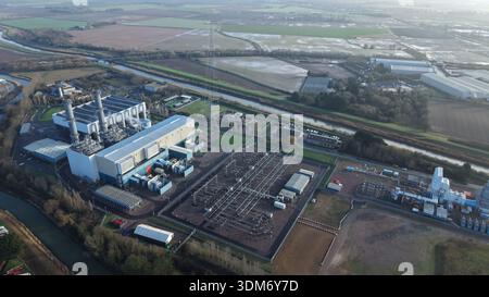 Vue aérienne du cœur industriel, révélant la géométrie singulière de la centrale électrique de Spalding sur fond de champs et de voies navigables silencieux, Spalding, Banque D'Images