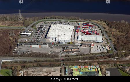 Vue aérienne de Costco et du dépôt de bus Go North East à Gateshead, Tyne & Wear. La rivière Tyne peut être vue au sommet. Banque D'Images