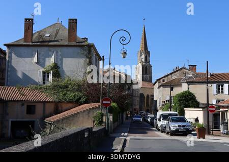 Rue typique dans la vieille ville, ville de Confolens, département de la Charente, France Banque D'Images