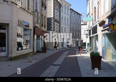 Rue typique dans la vieille ville, ville de Confolens, département de la Charente, France Banque D'Images