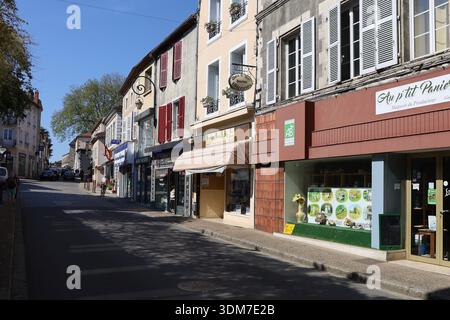 Rue typique dans la vieille ville, ville de Confolens, département de la Charente, France Banque D'Images