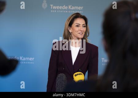 LA HAYE – Dilan Yesilgoz (VVD) arrive dans la zone de formation de la coalition pour une rencontre avec le formateur Rob Jetten (D66). JEROEN JUMELET / anp pays-bas OUT - belgique OUT Banque D'Images