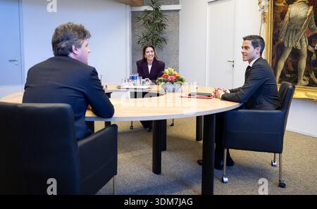 LA HAYE - formateur Rob Jetten (D66) en conversation avec Dilan Yesilgoz (VVD) et Henri Bontenbal (CDA). JEROEN JUMELET / anp pays-bas OUT - belgique OUT Banque D'Images