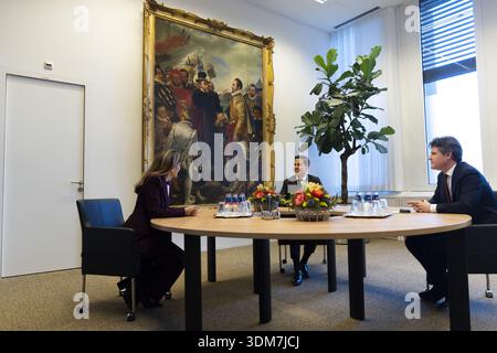 LA HAYE - formateur Rob Jetten (D66) en conversation avec Dilan Yesilgoz (VVD) et Henri Bontenbal (CDA). JEROEN JUMELET / anp pays-bas OUT - belgique OUT Banque D'Images
