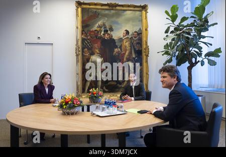 LA HAYE - formateur Rob Jetten (D66) en conversation avec Dilan Yesilgoz (VVD) et Henri Bontenbal (CDA). JEROEN JUMELET / anp pays-bas OUT - belgique OUT Banque D'Images