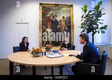 LA HAYE - formateur Rob Jetten (D66) en conversation avec Dilan Yesilgoz (VVD) et Henri Bontenbal (CDA). JEROEN JUMELET / anp pays-bas OUT - belgique OUT Banque D'Images