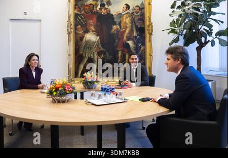 LA HAYE - formateur Rob Jetten (D66) en conversation avec Dilan Yesilgoz (VVD) et Henri Bontenbal (CDA). JEROEN JUMELET / anp pays-bas OUT - belgique OUT Banque D'Images