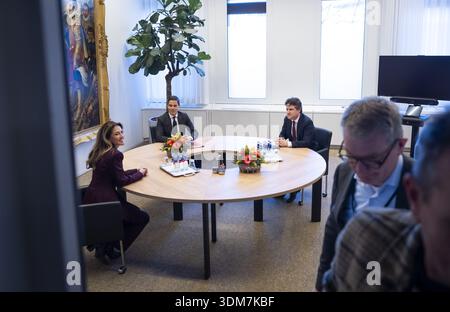 LA HAYE - formateur Rob Jetten (D66) en conversation avec Dilan Yesilgoz (VVD) et Henri Bontenbal (CDA). JEROEN JUMELET / anp pays-bas OUT - belgique OUT Banque D'Images