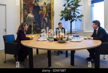 LA HAYE - formateur Rob Jetten (D66) en conversation avec Dilan Yesilgoz (VVD) et Henri Bontenbal (CDA). JEROEN JUMELET / anp pays-bas OUT - belgique OUT Banque D'Images