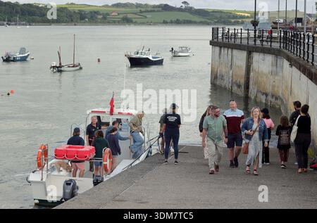Ferry Appledore Instow, North Devon. Voyageurs à bord du ferry Appledore Instow vu de Appledore Quay, North Devon, Angleterre, Royaume-Uni Banque D'Images