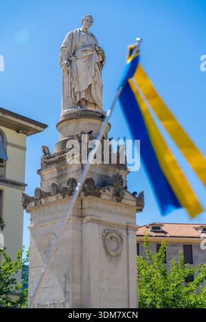 Sculpture d'Alessandro Volta. Monument à Alexander Volt dans la ville de Côme. Physicien scientifique italien. Italie, Côme - 17 juillet 2025 Banque D'Images