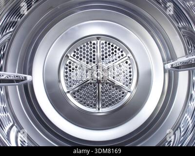 Gros plan intérieur métallique brillant du tambour de lave-linge Banque D'Images