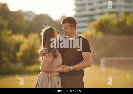Se regardant avec amour. Couple se promène sur le terrain d'été. Banque D'Images