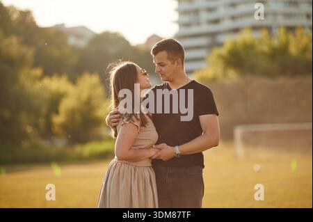 Se regardant avec amour. Couple se promène sur le terrain d'été. Banque D'Images