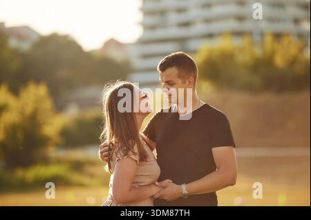 Se regardant avec amour. Couple se promène sur le terrain d'été. Banque D'Images