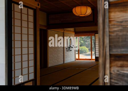 Intérieur d'une vieille maison traditionnelle japonaise en bois à la lumière du jour Banque D'Images