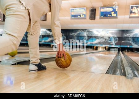 Vue rapprochée de l'homme qui joue au bowling. Banque D'Images