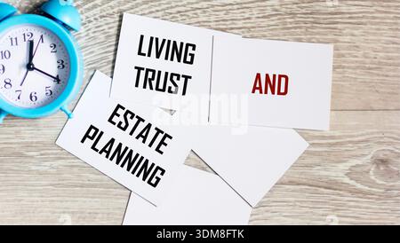 Living Trust et Estate Planning écrivent sur une paperasse isolée sur la table en bois. Banque D'Images